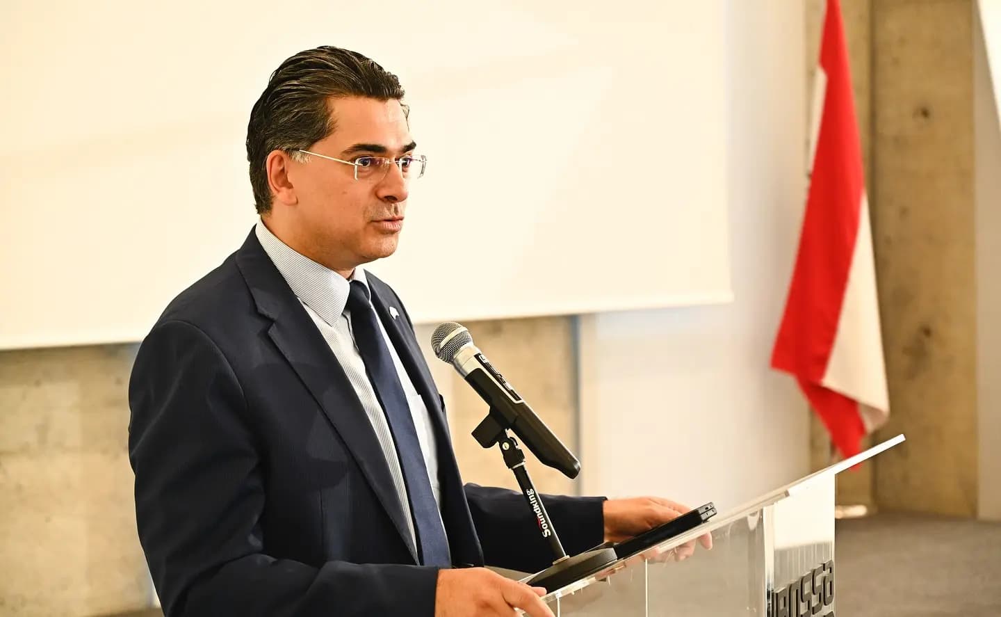 "الكلمات تعجز أمام صمتها".. مرقص: السيدة فيروز تعلمنا الصبر مرة جديدة