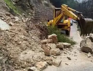 انهيار صخور يقطع طرقًا رئيسية.. البلدية تعمل على فتحها