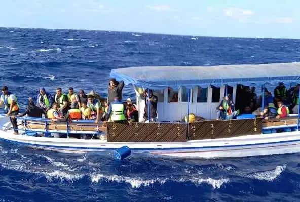 الجيش أعلن سحب مركب لتهريب أشخاص بطريقة غير شرعية على متنه 55 شخصًا