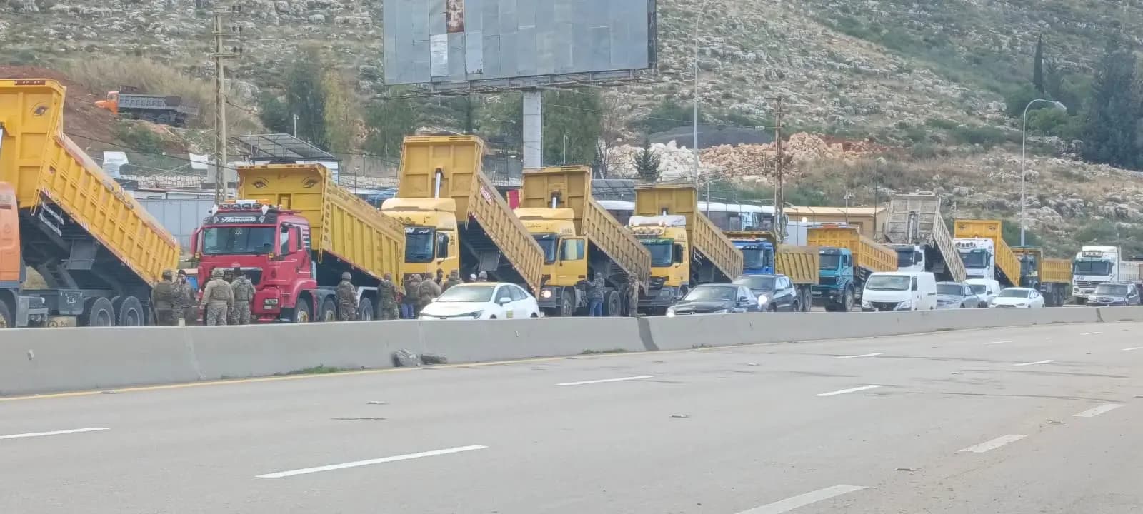 زحمة خانقة على أوتوستراد الرميلة.. لهذا السبب
