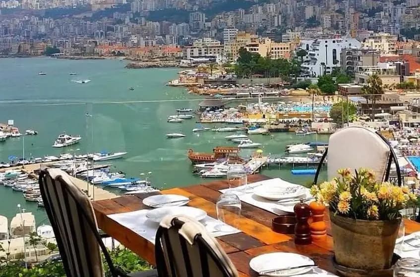 أناقةُ الانهيار: كيفَ يواجِهُ اللبنانيُّ قدرَه بالبرستيج؟!