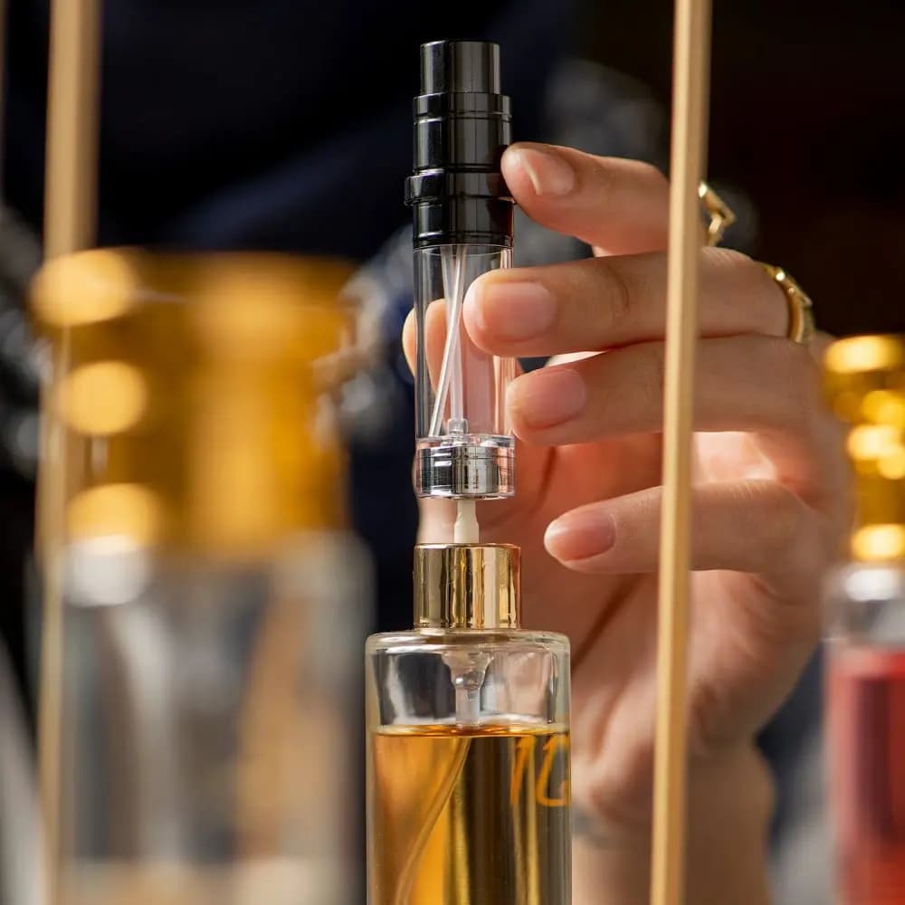 10,000 عبوة عطر مزورة داخل مستودع.. والأمن يختمه بالشمع الأحمر!