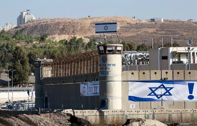 تايمز أوف إسرائيل: سجوننا ليست للبشر والمعتقلون الفلسطينيون يعانون فيها الأمرّين