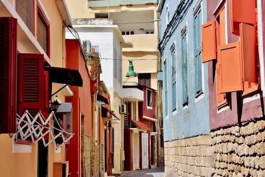 جـ.ـثة في حارة صور القديمة.. والطبيب الشرعي يباشر المعاينة