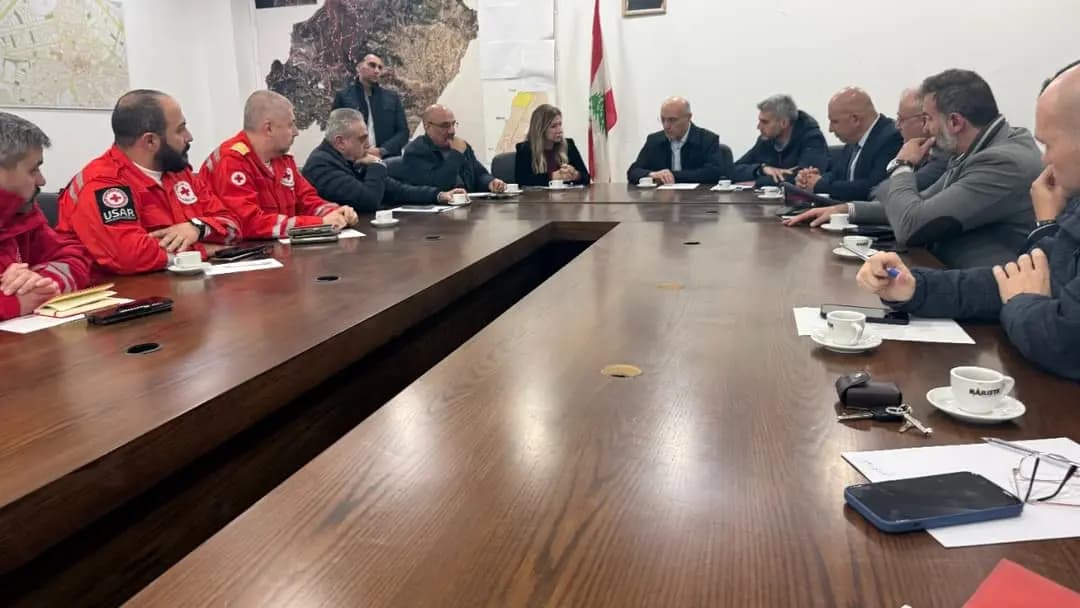 الحجار يعقد اجتماعًا بعد انهيار مبنى في طرابلس