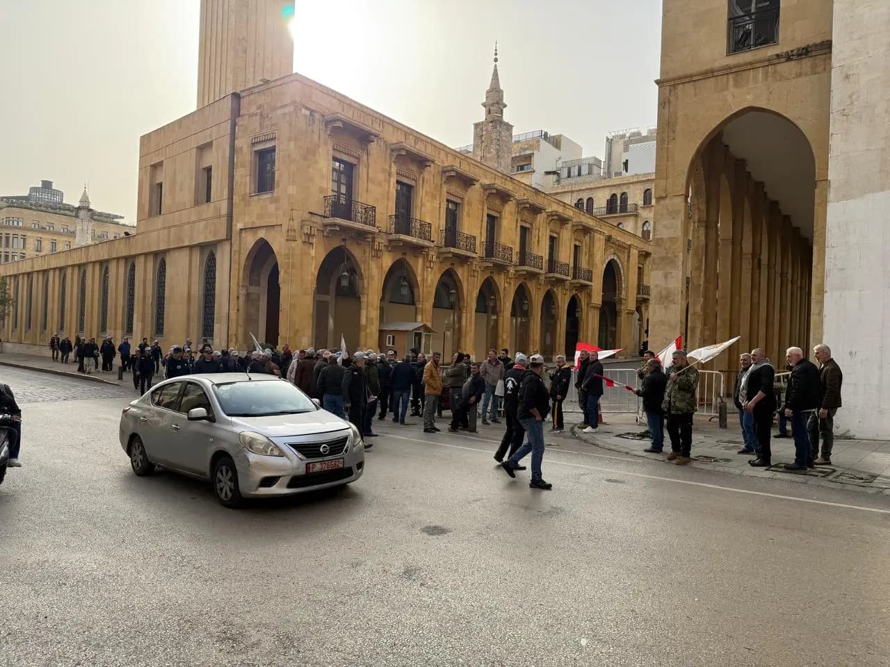 النواب يتوافدون إلى مجلس النواب.. والعسكريون المتقاعدون يحتجون