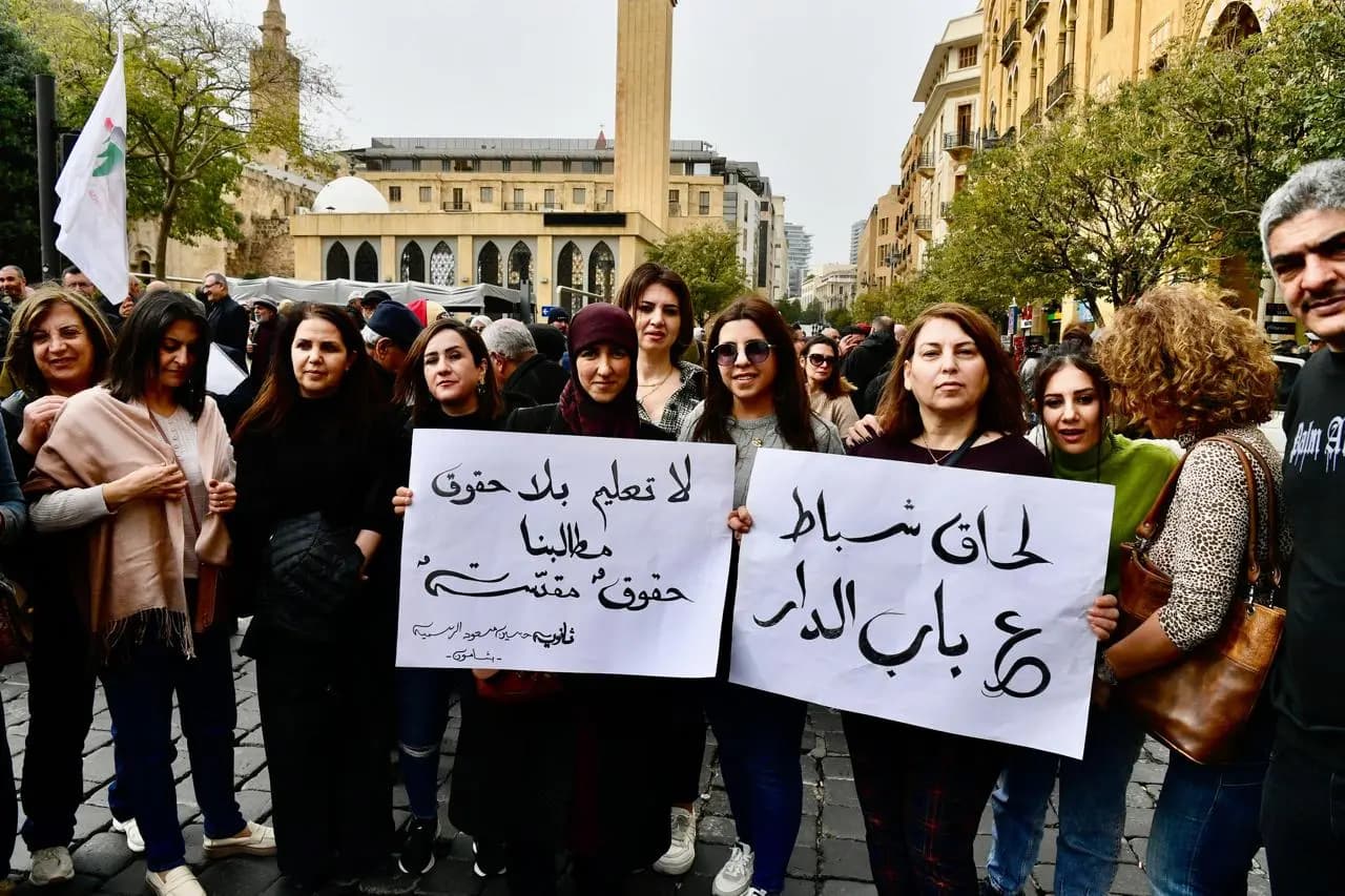 بالصور: صرخة مدوية.. العسكريون المتقاعدون وموظفو القطاع العام يحتجون