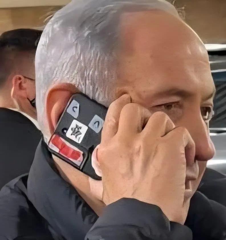نتنياهو يغطي كاميرا هاتفه.. والجدل يشتعل عربيا!