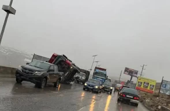 انزلاق شاحنة على طريق ضهر البيدر.. هل من إصابات؟