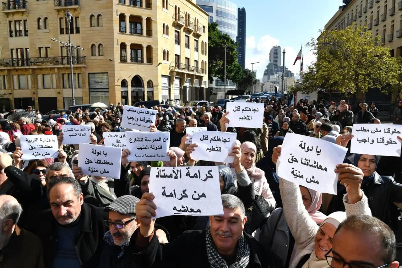 "دفاعاً عن حقوقهم".. الأساتذة يعتصمون أمام مجلس النواب