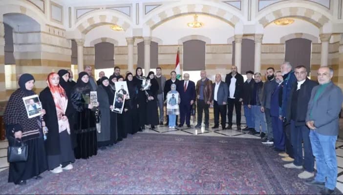 سلام يستقبل وفدًا من أهالي الأسرى.. ويعد بمتابعة الملف مباشرة