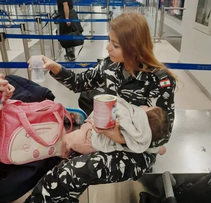 عندما يصبح الواجب حضن أمان.. مشهد إنساني لافت في مطار بيروت
