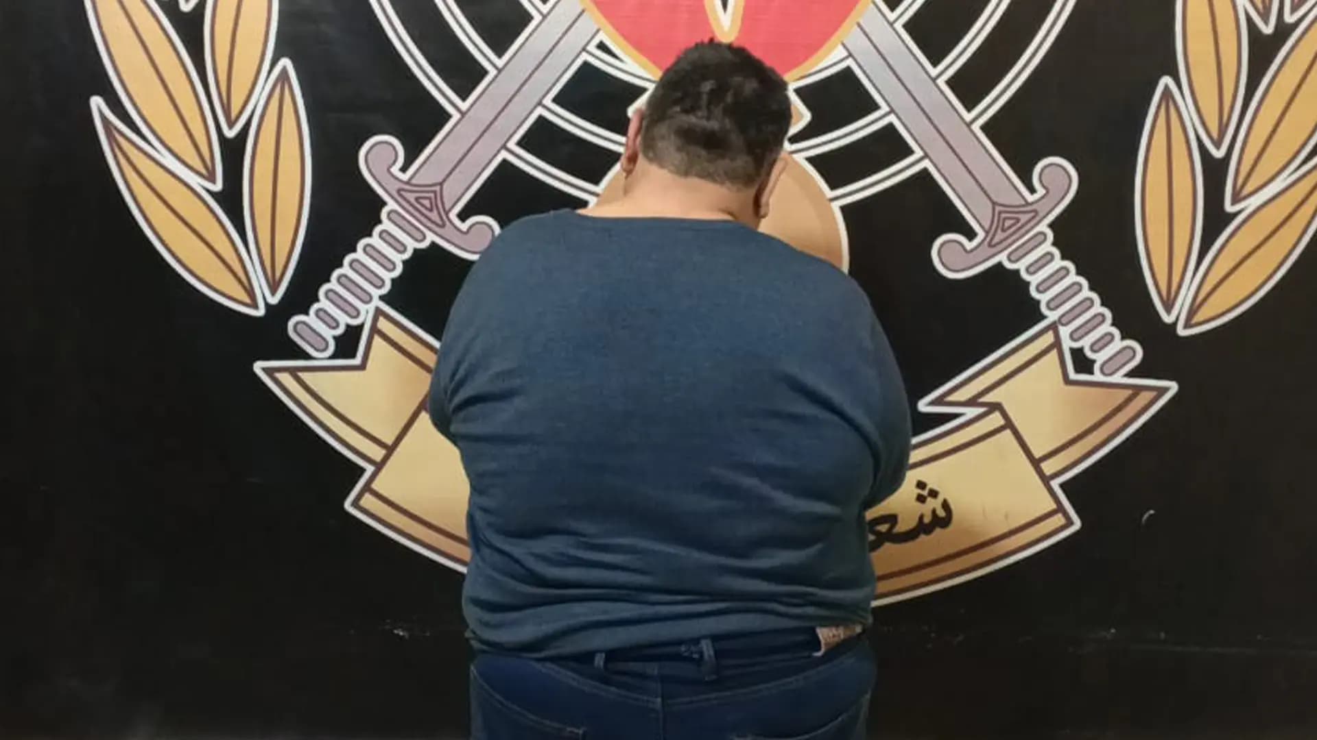 أوقع ضحـ.ـاياه بالاحتيال.. فسقط بيد الأمن