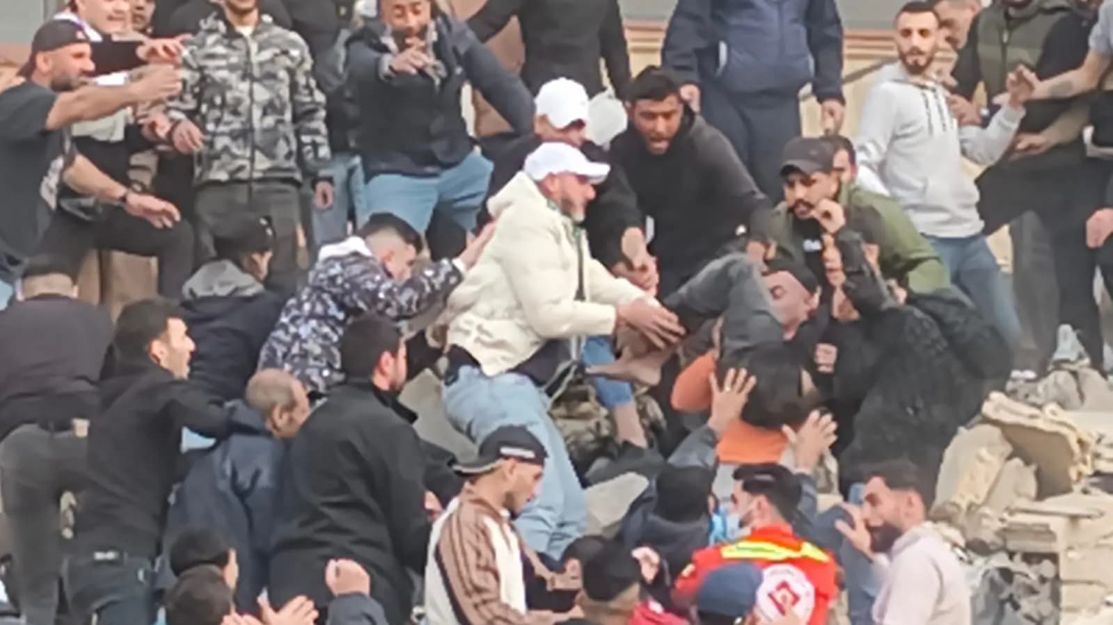 في طرابلس.. الركام يحاصر السكان!