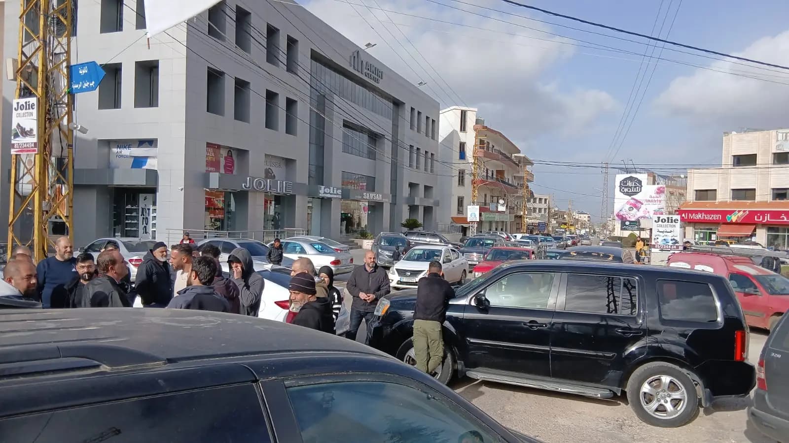 غضب على غلاء البنزين.. وقطع طرقات في البقاع الغربي