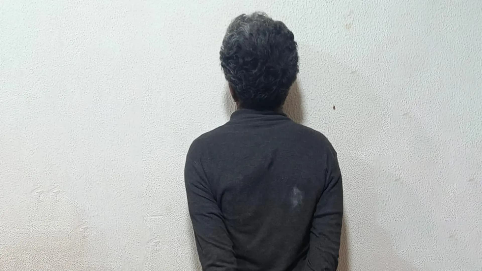 دخل شقتين.. سرق وفرّ هاربًا!