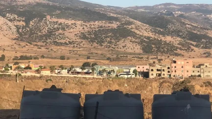 بعد قرار العدو إلغاء تصاريح الدخول.. وفد سياحي "اسرائيلي" يصل الى قرية الغجر المحتلة!