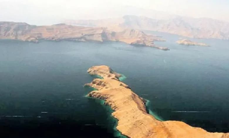 إيران: السفن تمر بإذننا