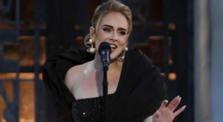 أديل تشارك المتابعين صورا عفوية بعد حصولها على النصيب الأكبر من جوائز Brit Awards