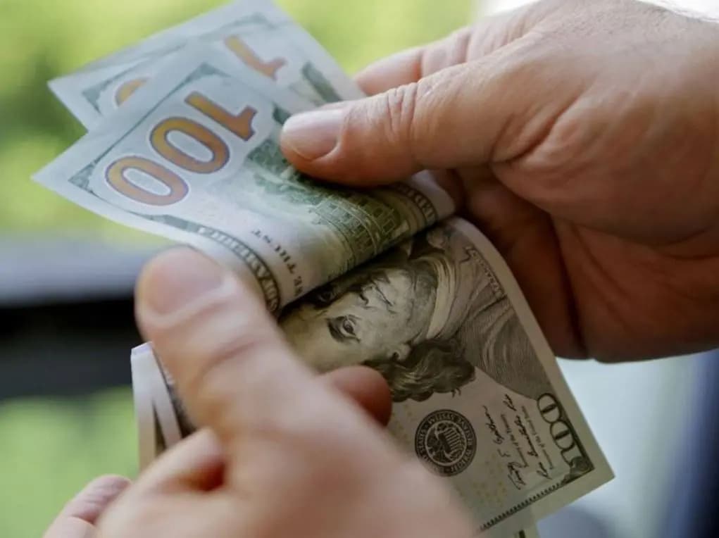 كم بلغ سعر صرف الدولار في السوق السوداء مساء اليوم؟
