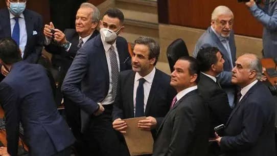معوّض يُدشّن مشواره الرئاسي... مرشَّحاً أوّل