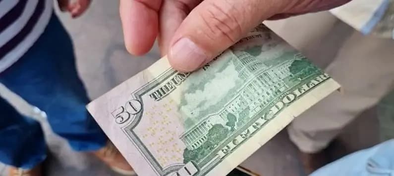 50 دولارًا تُشعل إشكالًا... وهل تتكرّر اقتحامات المصارف؟