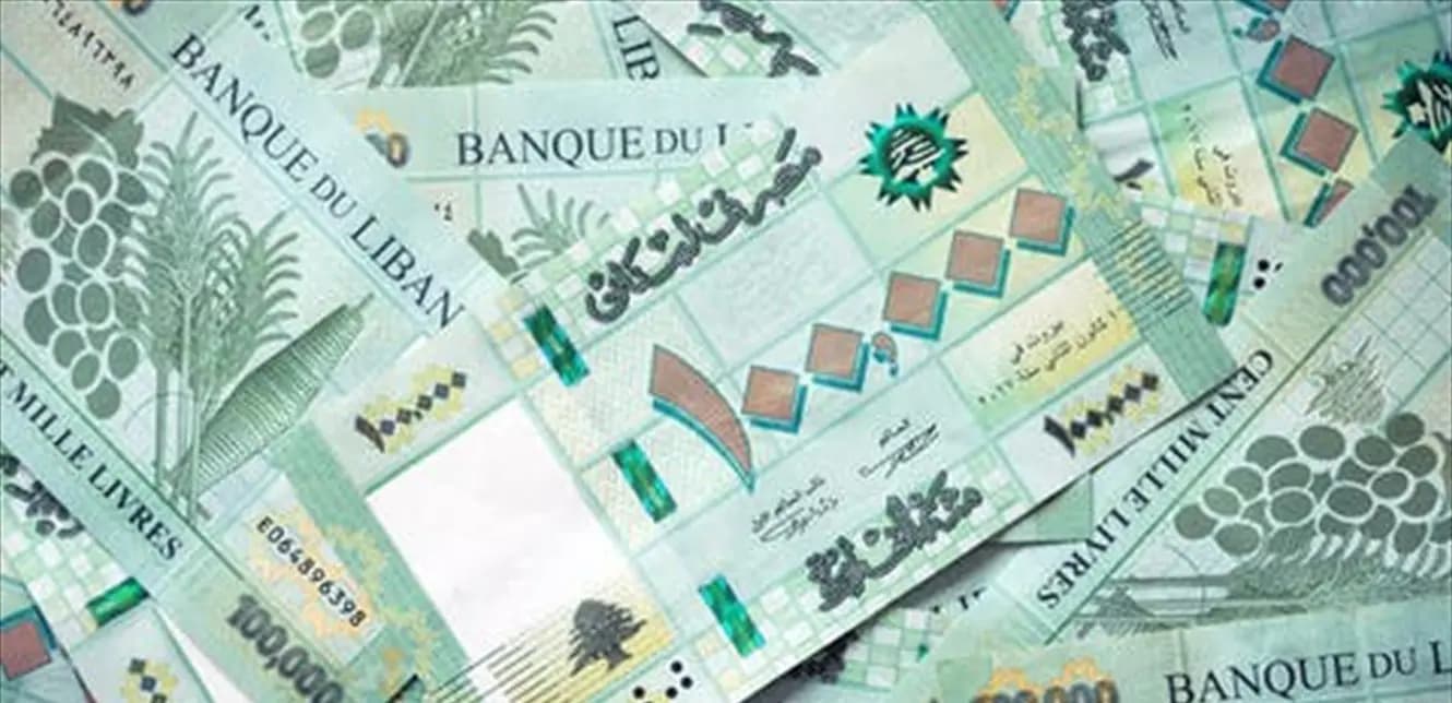 أوراق نقدية قديمة ومهترئة من الليرة اللبنانية في بعض الصرافات الآلية