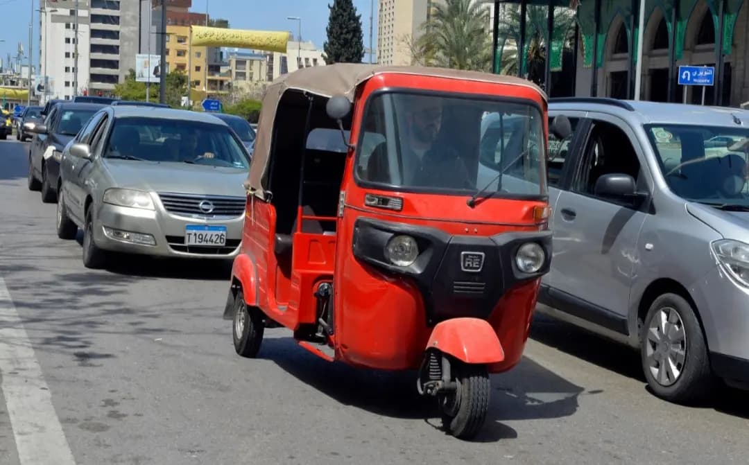 "التوك توك" أمل زينب الوحيد... هكذا بدأت العمل في شوارع البترون