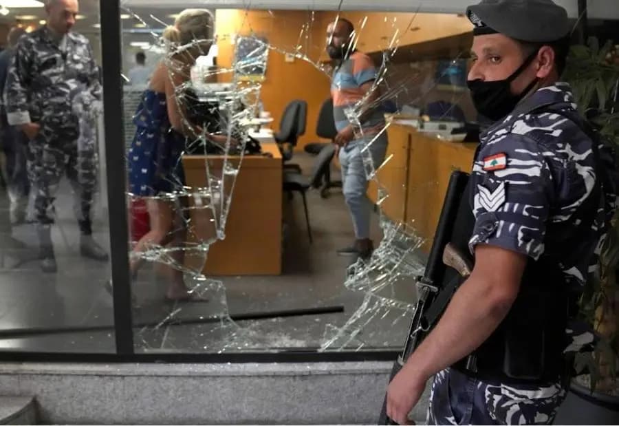 المصارفُ تعودُ إلى العمل غدًا وفقَ الآلية الأخيرة
