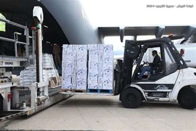 الجيش تسلم ٧٠ طناً من المواد الغذائية المقدّمة هبة من قطر