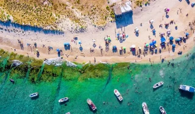 باخرة ضخمة تصطدم بجزيرة لبنانية!