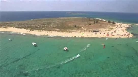 في لبنان: باخرة تصطدم بجزيرة