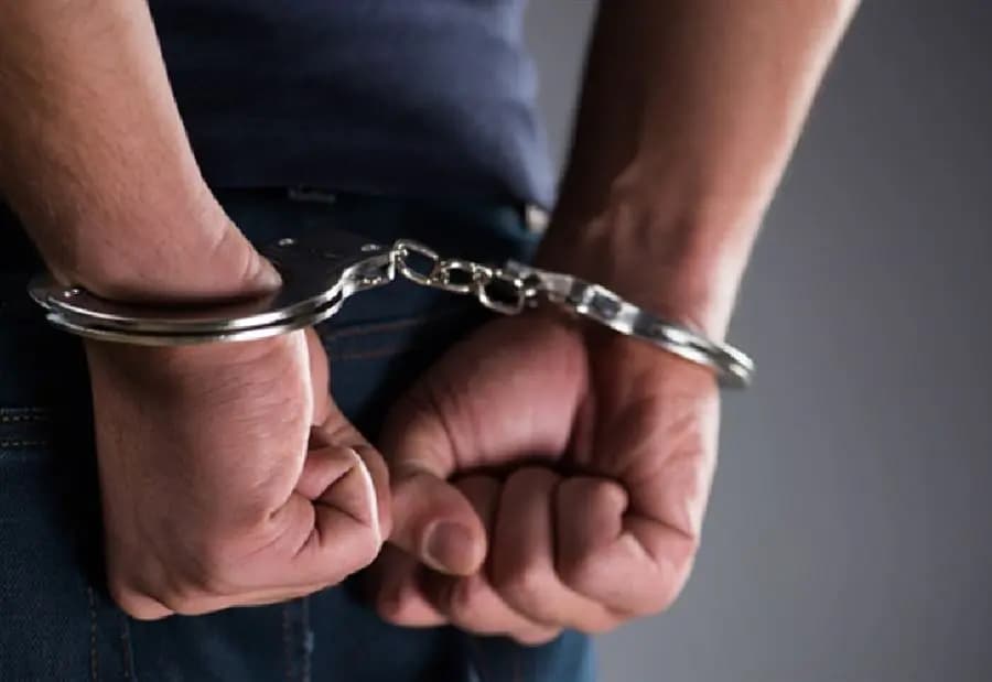يتجوّل بشكل يُثير الرّيبة ويُنفّذ سرقاته