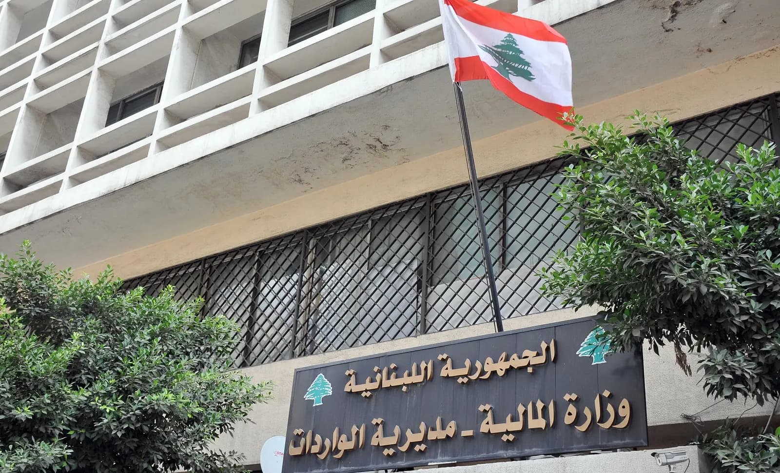 السلطة تزيد للعمال بـ"يدٍ" وتأخذ نصف راتب سنوياً باليد الأخرى