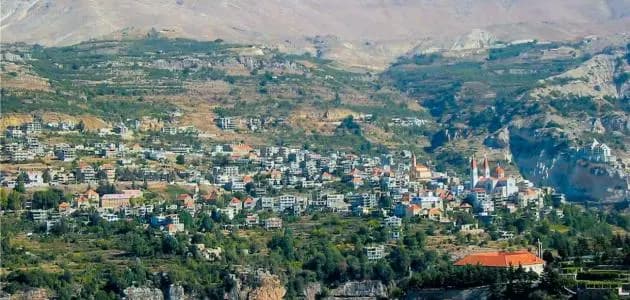 مناطق غارقة في "البهدلة" والخسائر... فمن يساعدها؟