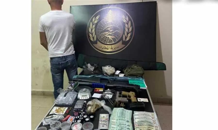 مطلوب في قبضة "المخابرات".. وهذا ما ضُبط بحوزته
