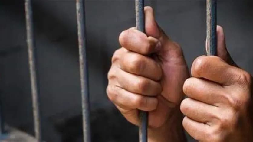 موقوف من النظارة إلى العناية المركزة!