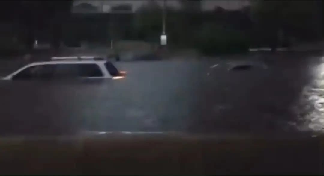 السيول تحبس اللبنانيين في سيارتهم!