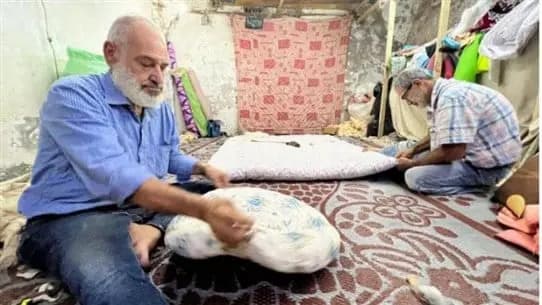 "التنجيد" مهنة تُقاوم الزوال: إبرة وخيط وكشتبان