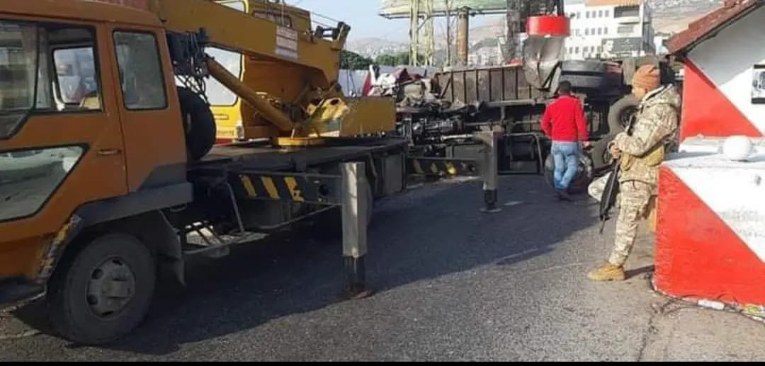اصطدم بيك آب بالفاصل الإسمنتي على طريق جديتا، وتم تحويل السير إلى طرق فرعية مجاورة واقتصرت الأضرار على الماديات