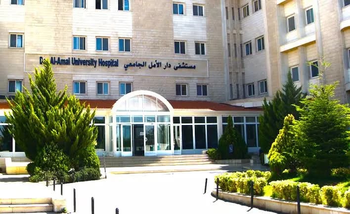 وضعوه أمام المستشفى في حالة خطرة.. وهذا وضعه الصحي!