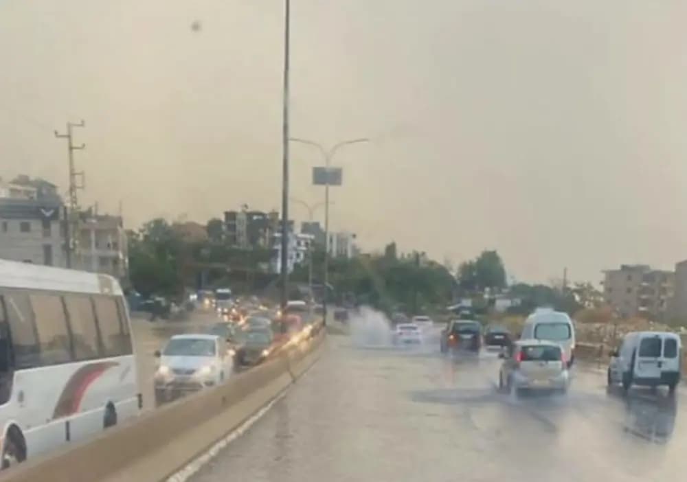 سحب سيارات علقت على أوتوستراد الصفرا كسروان بسبب كثافة الأمطار