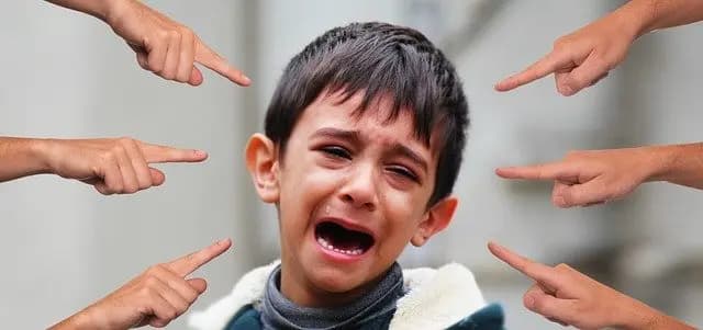 أطفالٌ ينهون حياتهم والقاتلُ واحدٌ.