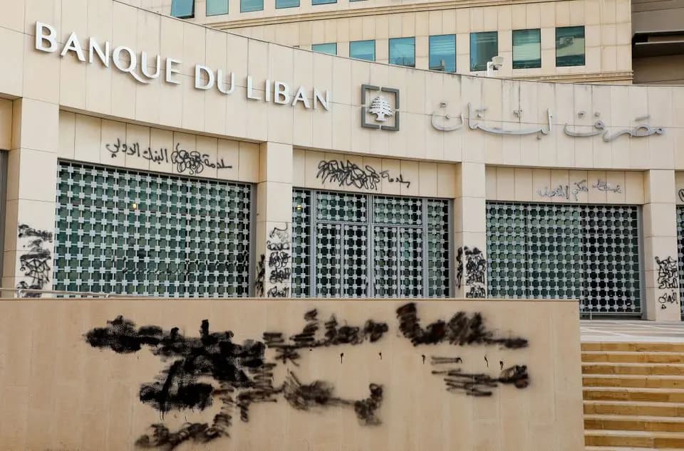 هل يتوقّف "المركزي" عن تأمين الدولارات؟