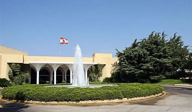 الرئيس.. بين إيران وباريس!