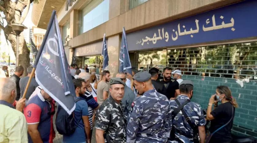 بيوت اللبنانيين تتحول إلى بنوك صغيرة بسبب انعدام الثقة بمصارفهم