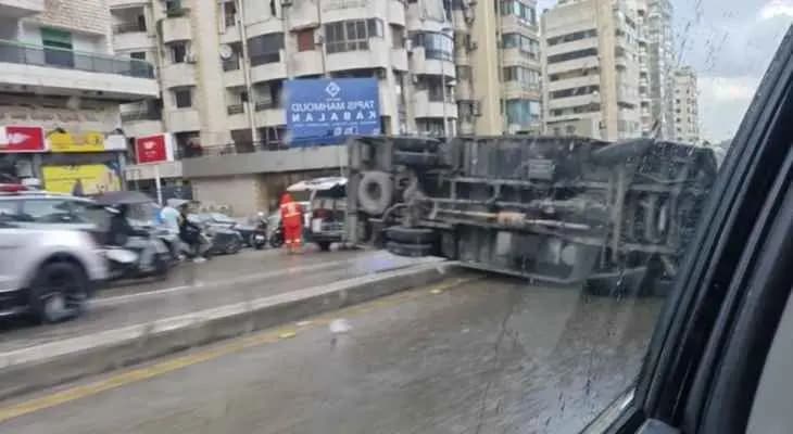 انقلابُ شاحنةٍ بالقربِ من جسر سليم سلام
