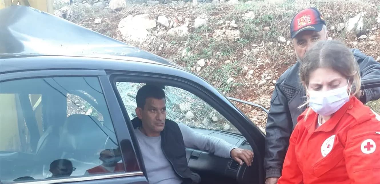 سيارة تصطدمُ بعامود .. ماذا عن الخسائر!