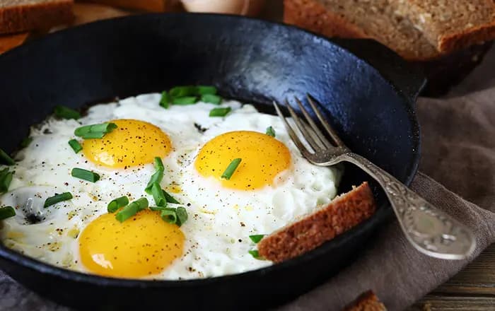 أخطاءٌ في طهوِ البيضِ "تقتلُ" فوائدَه الغذائيّة.. لا ترتكبْها
