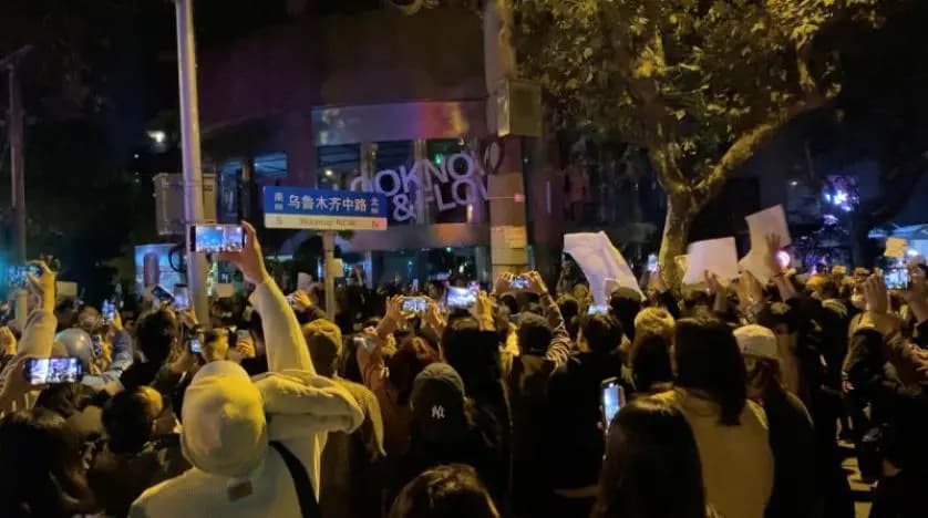لماذا يرفع المحتجون في الصين أوراقًا بيضاء فارغة؟